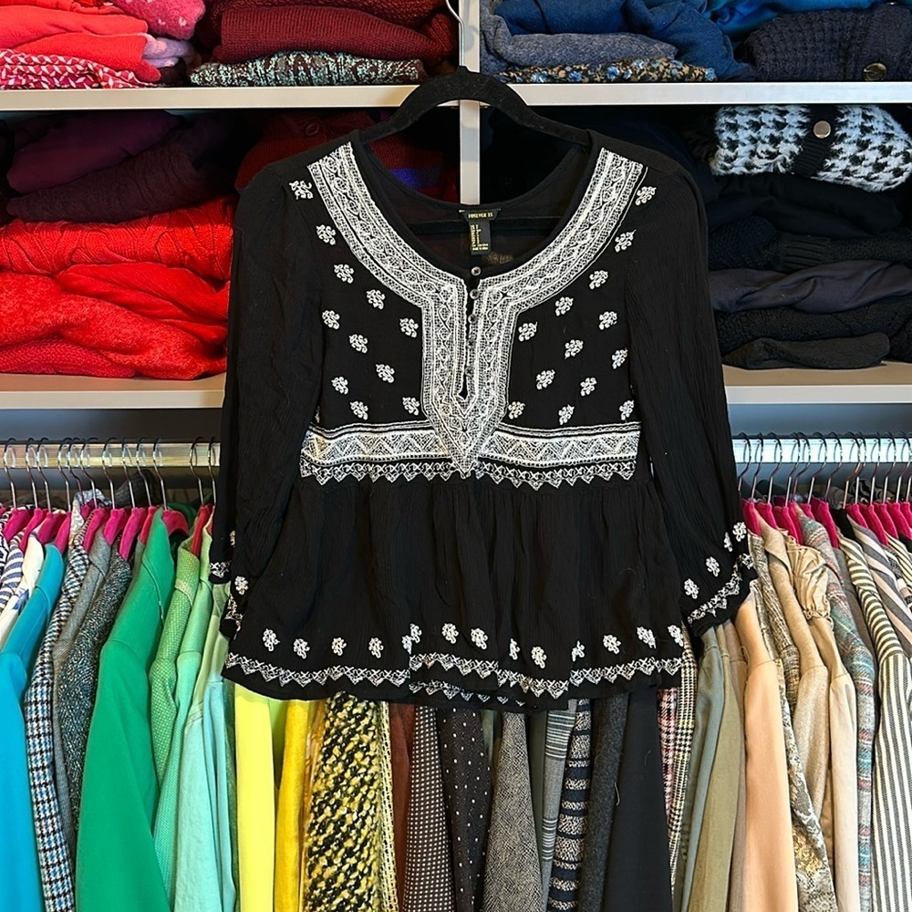 Forever 21 black and white 3/4 sleeve scoop neck top size S